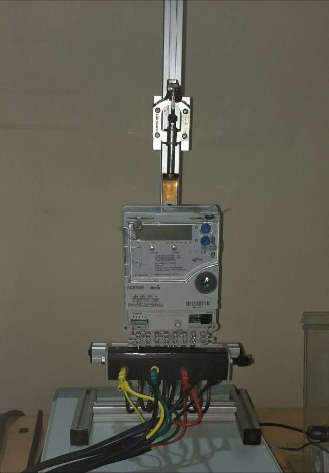 Vollautomatisches tragbares Energiezähler-Testgerät mit hoher Genauigkeit 0,05 Kann sowohl einphasige als auch dreiphasige MUTs auf einem 3-Positionen-Testgestell testen